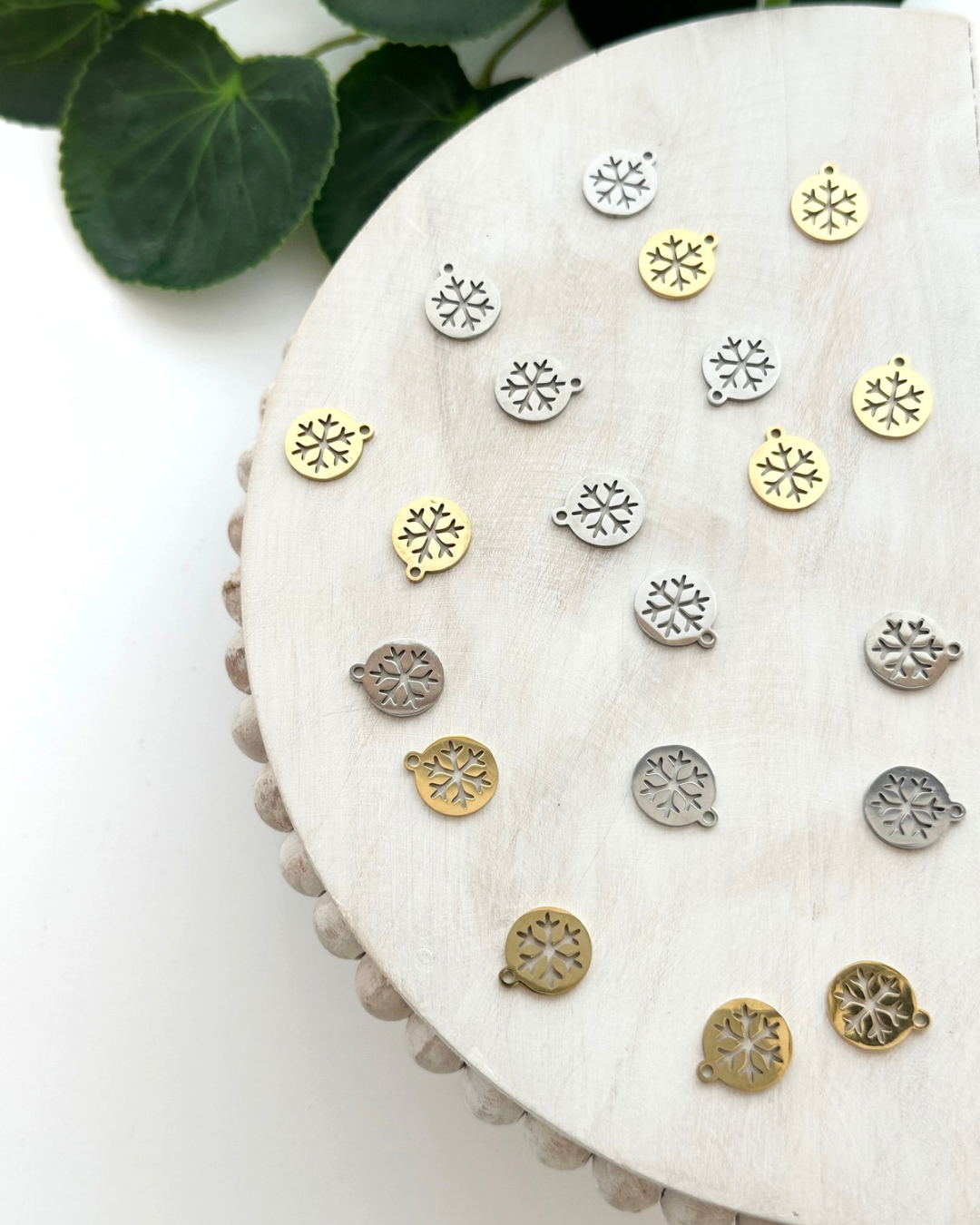 Circle Snowflake Charms - Gold or Silver (10pc)