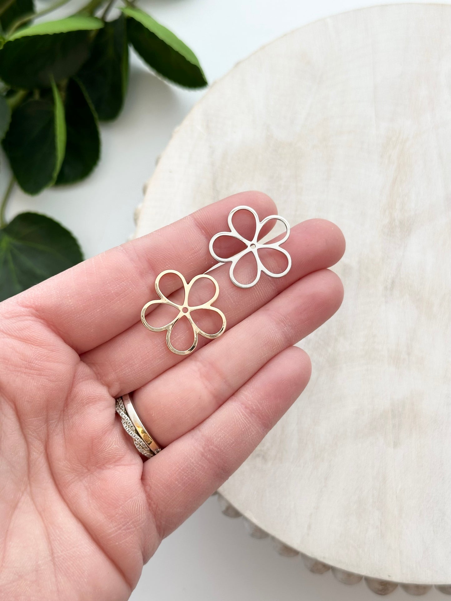 Daisy Charm - Gold or Silver (10pc)