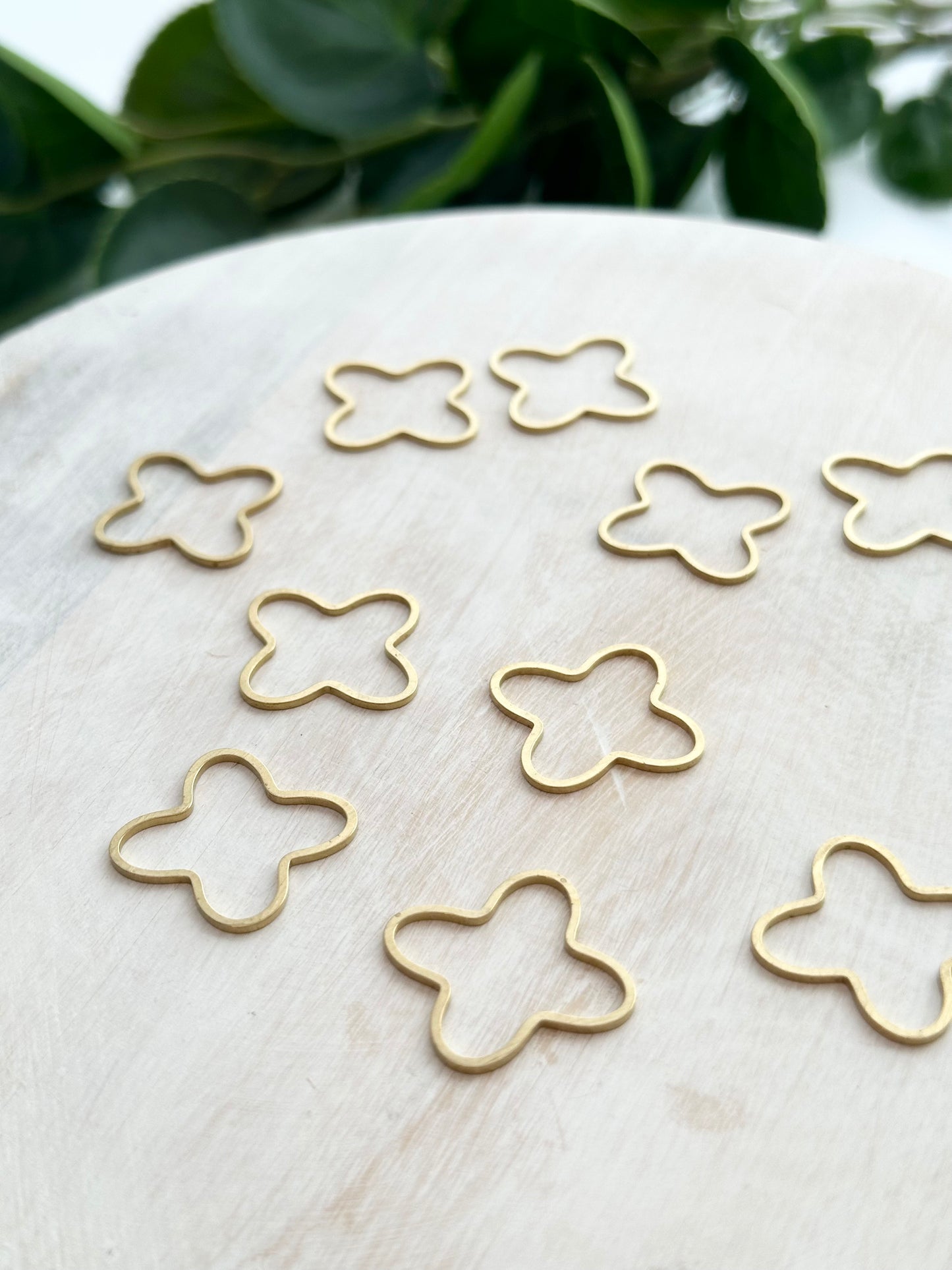 Quatrefoil Bezel Charm 25mm - Gold (10pc)