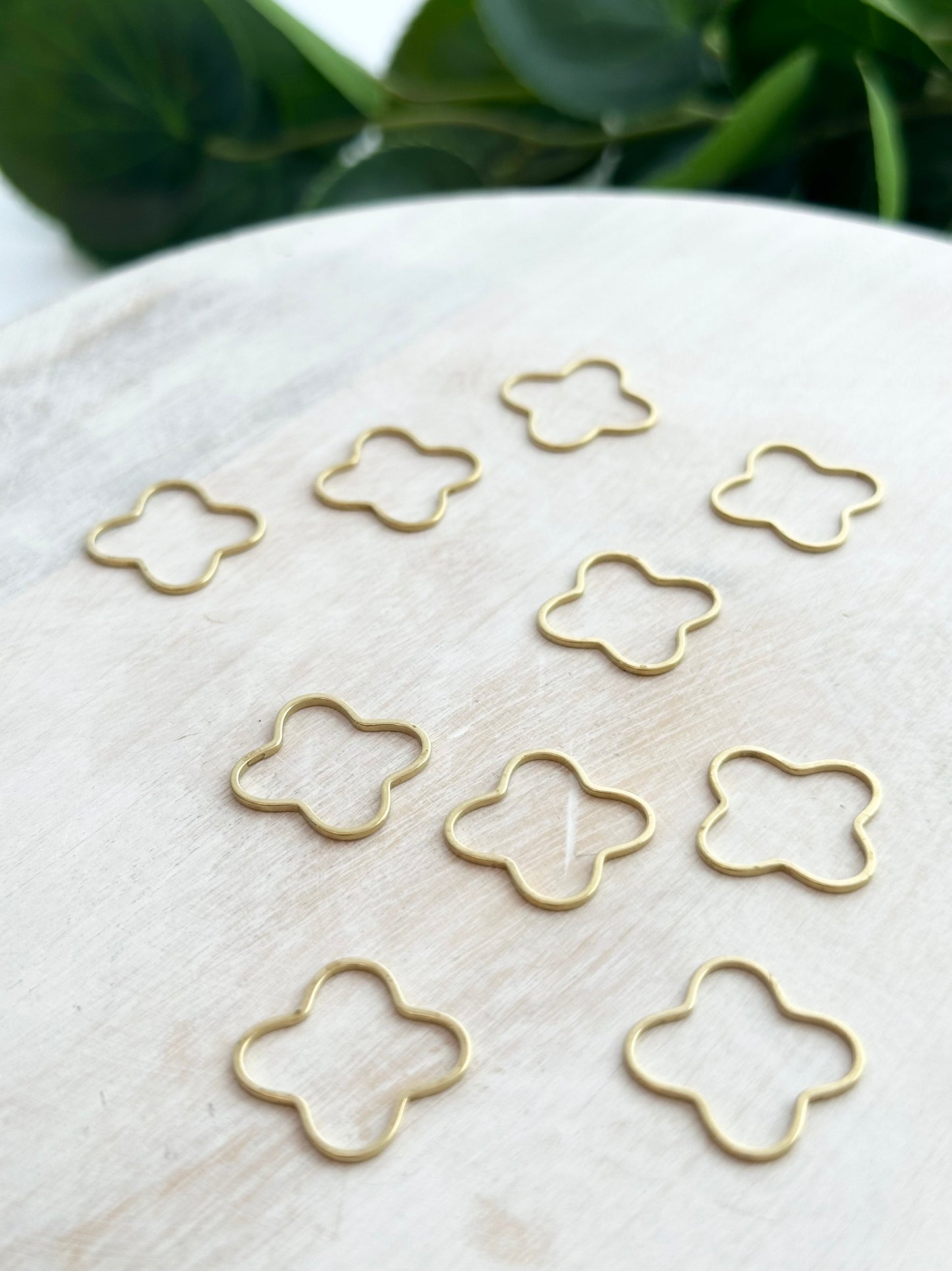 Quatrefoil Bezel Charm - 20mm, 25mm - Gold (10pc)