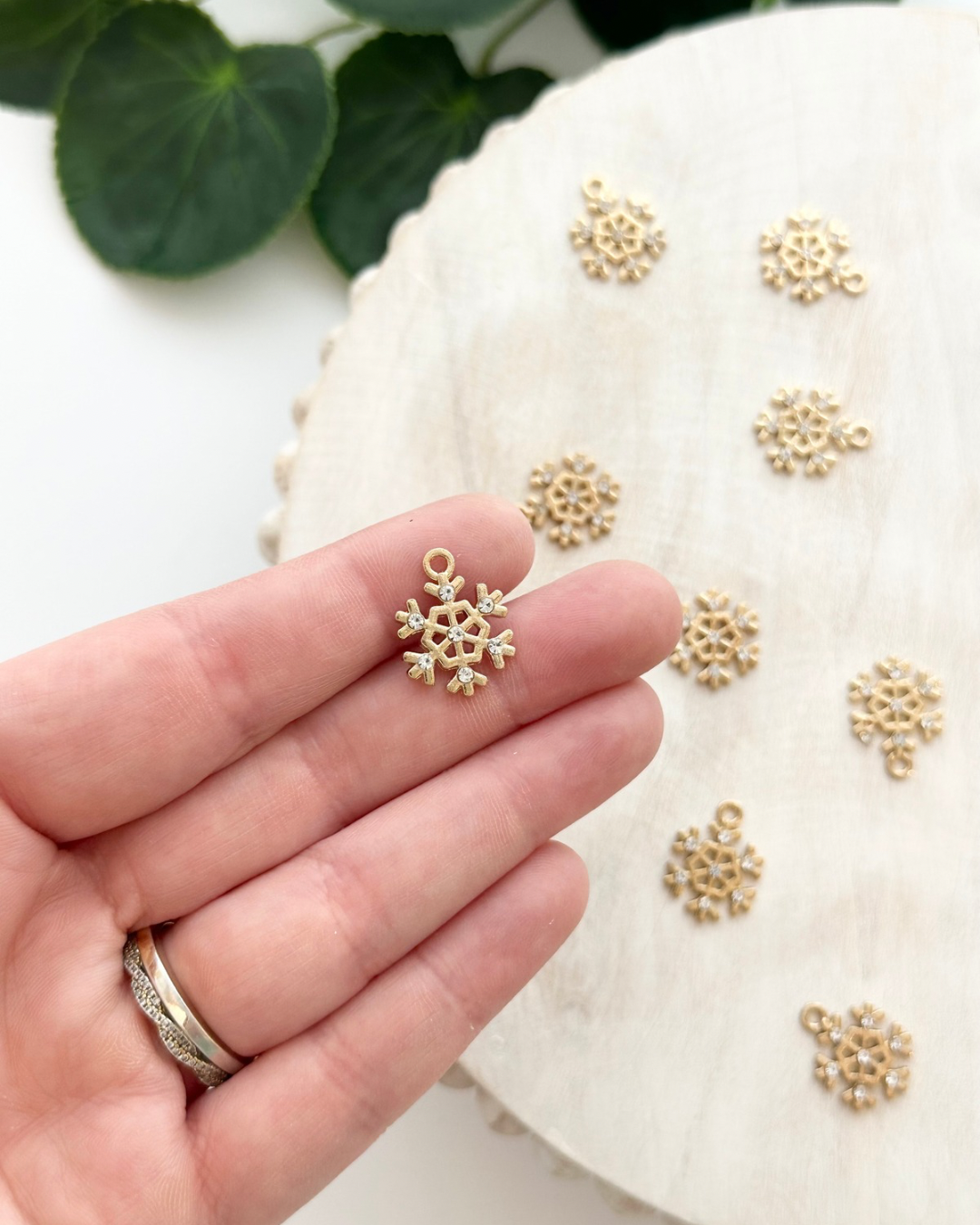 Snowflake Charms - Gold  (10pc)