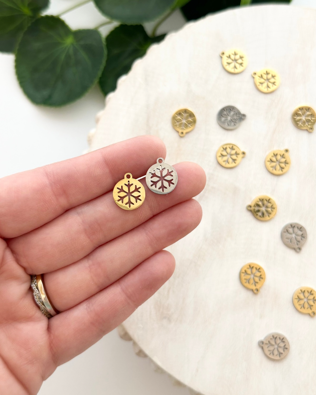 Circle Snowflake Charms - Gold or Silver (10pc)